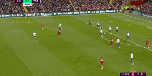 AC米兰主场3-2逆转都灵，40岁魔笛全场发挥，助力球队重返榜首，展现强大实力与斗志。