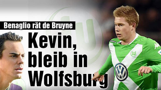 “罗马队友基情互动”，德罗西赛后新闻发布会被哲科亲吻