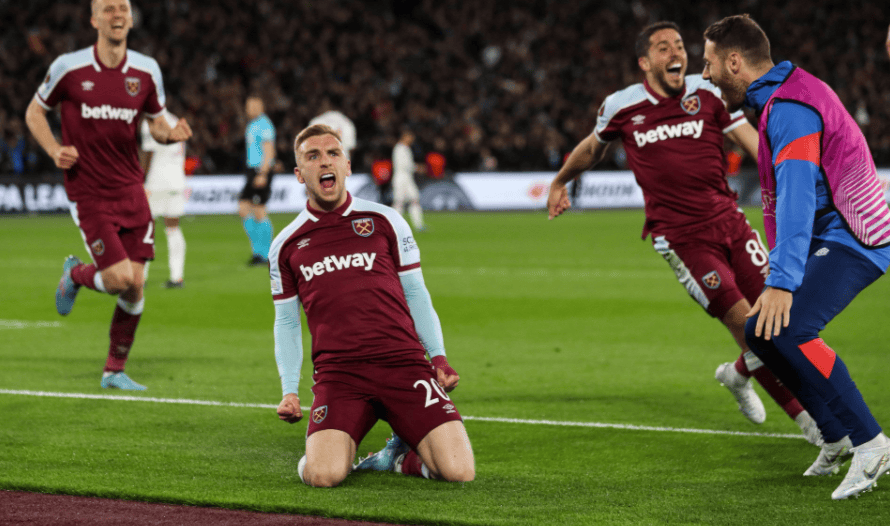 孙颖莎王楚钦赛前训练气氛轻松，大头仰头大笑，大笑引发全场欢笑