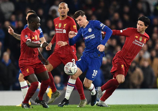 受伤的彭啸进入战上海U20的替补席，此前球员遭遇韧带损伤