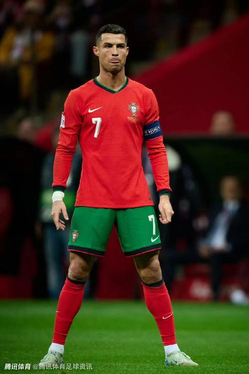 欧冠半场：克瑙夫打破僵局，法兰克福1-0巴塞罗那